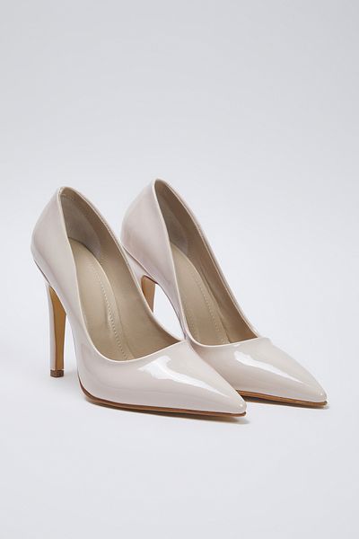 TRENDYOL SHOES Cremefarbene Lackleder-Damenschuhe mit spitzer Zehenpartie und dünnem Stiletto-Absatz TAKSS25TO00025