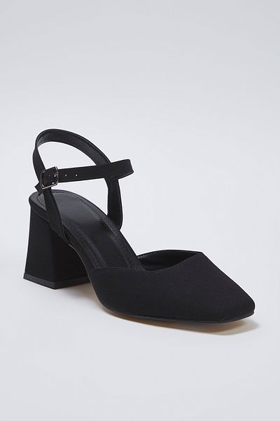 TRENDYOL SHOES Černé kotníkové pásky se čtvercovou špičkou dámské boty na podpatku TAKSS25TO00052