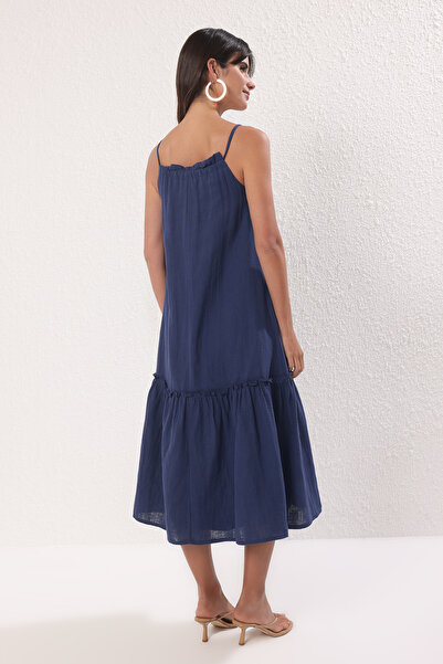 Trendyol Collection Indigové široké šněrovací šaty z midi mušelínu TWOSS25EL00718