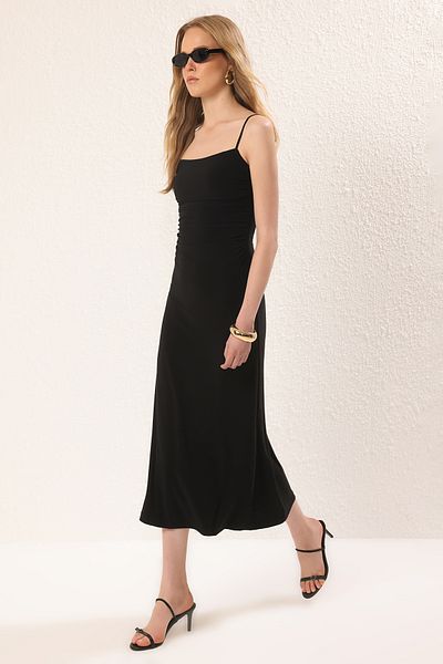 Trendyol Collection Černé rovné stahovací / závěsné maxi pletené šaty TWOSS25EL00539