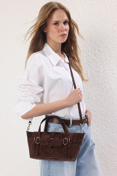 TRENDYOL SHOES Bitterbraune Wildleder-Schnalle mit detailliertem Kreuzriemen für Damen, Midi-Schulterhandtasche TAKSS25OC00034