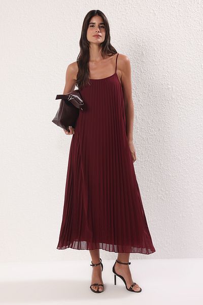 Trendyol Collection Halbflaches, plissiertes Maxi-Tüllkleid in Burgunderrot mit Schlitz
