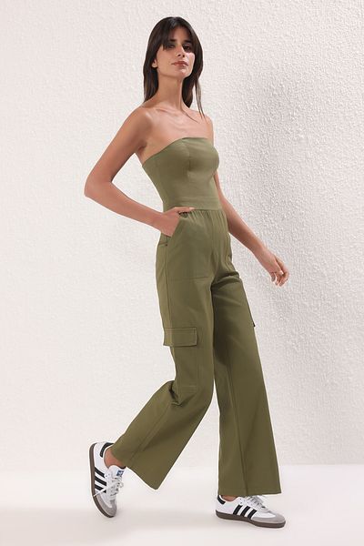 Trendyol Collection Khakifarbener Maxi-Jumpsuit mit gewebtem Trägerausschnitt und Cargotaschen TWOSS23TU00192