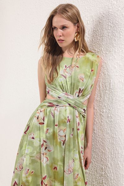 Trendyol Collection Πράσινο βραδινό φόρεμα μίντι σε γραμμή Α με κομμένο/παράθυρο με λεπτομέρειες σε στυλ τούλι TPRSS24EL00022