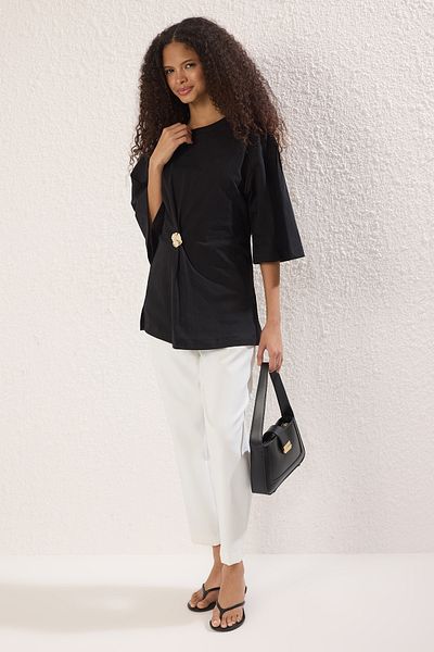 Trendyol Collection Schwarze Strickbluse aus 100 % Baumwolle mit Accessoire-Detail und plissierten Dreiviertelärmeln TWOSS25BZ00531