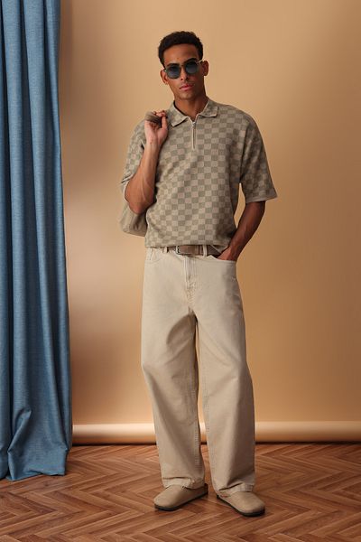 Trendyol Collection Nerzfarbenes Oversize-Polokragen-T-Shirt mit kariertem/kariertem Strick-Polokragen TMNSS25PO00035