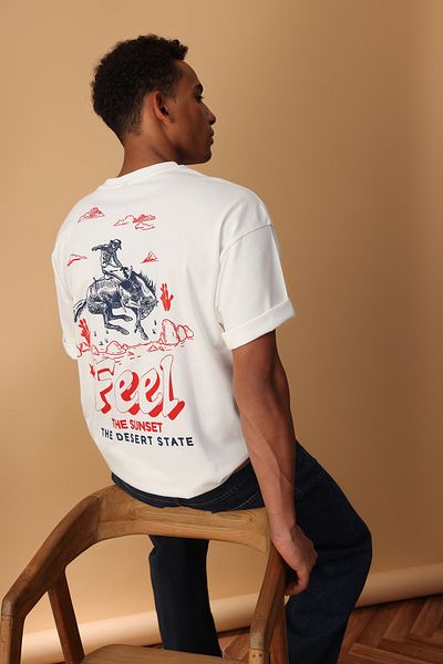 Trendyol Collection Ecru Modern Heritage Oversize/Weit geschnittenes T-Shirt aus 100 % Baumwolle mit Rückendruck TMNSS25TS00125