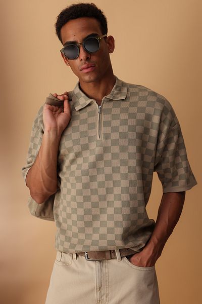 Trendyol Collection Nerzfarbenes Oversize-Polokragen-T-Shirt mit kariertem/kariertem Strick-Polokragen TMNSS25PO00035