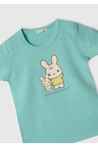 United Colors of Benetton تي شيرت مطبوع عليه أرنب فيروزي للأطفال