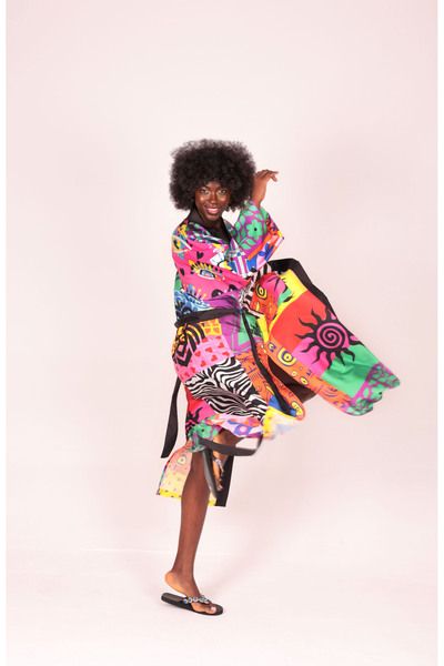 Sukkha Viora Kimono - Eğlenceli Çok Renkli Desen, Ipek Saten, Düşük Kol, Kuşaklı