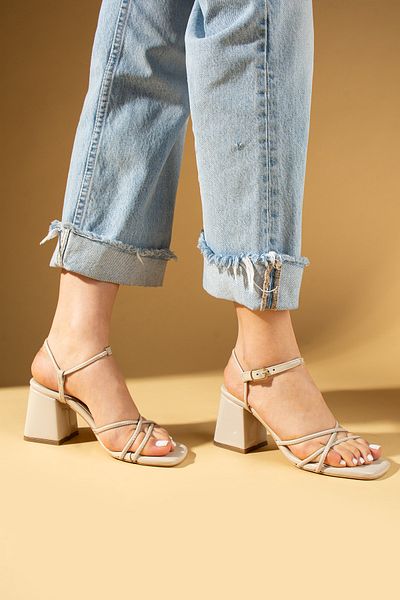 Pembe Potin Women's Beige Patent Leather Ankle Strap Thick Classic Heeled Sandals