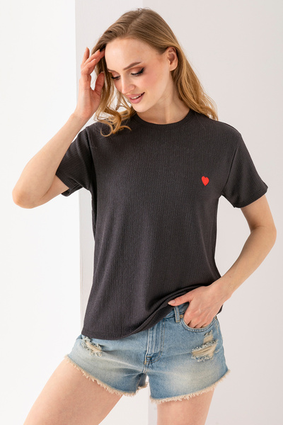 GİYSA Γυναικείο T-Shirt με λαιμόκοψη - Καρδιά Κεντημένο Στριφτό Ανθρακί 254427