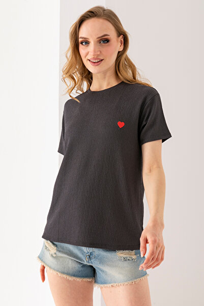 GİYSA Γυναικείο T-Shirt με λαιμόκοψη - Καρδιά Κεντημένο Στριφτό Ανθρακί 254427