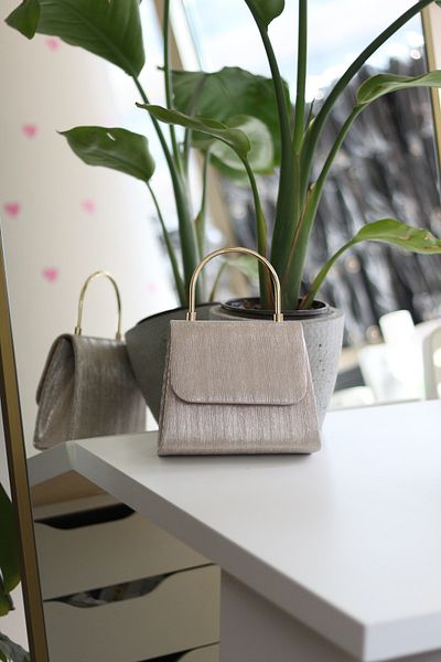 Moom Bag Geantă de umăr de mână pentru rochie de seară cu mâner metalic texturat cu dungi aurii