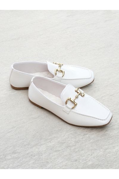 Munshoes Mocasnic alb strălucitor cu cataramă Thesa pentru femei