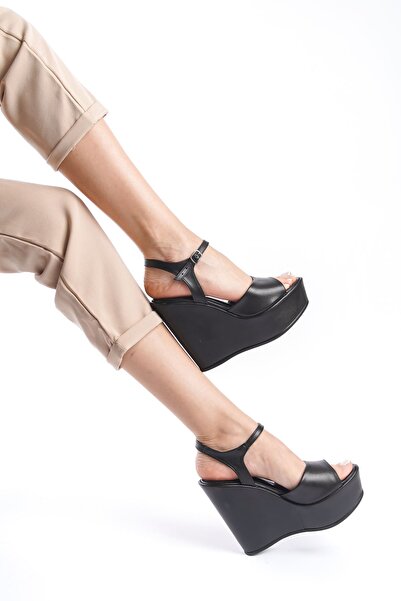 owwox club حذاء ريبونا؛ جلد أسود غير لامع مفتوح من الخلف، بكعب عريض 12 سم