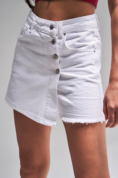 its basic Fusta scurtă de damă de culoare albă, cu nasturi în față