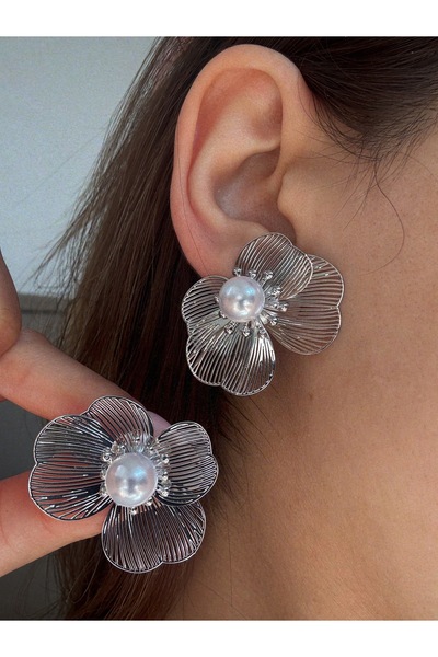 ESMECO Leyla Pearl Detail Flower Earrings