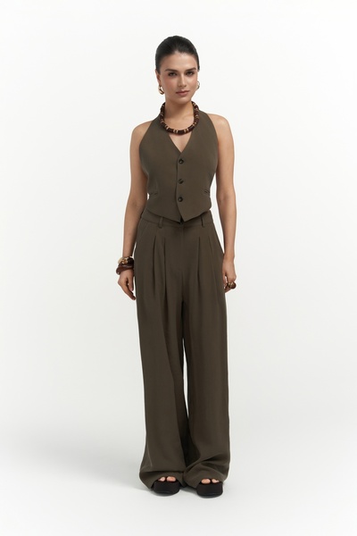 MAI STUDIOS CO. Pailey Back Low-Cut Khaki mellény nadrág szett