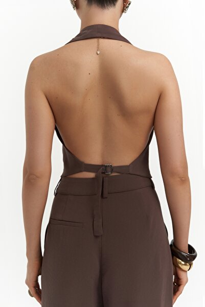 MAI STUDIOS CO. Pailey Back Decollete barna mellény nadrág szett