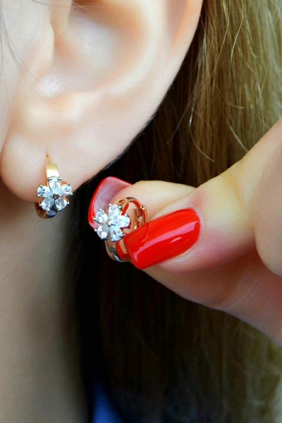 Sacce Scarves&Accessories Zircon Stone Flower Model Thin Hoop Earrings Durable and Elegant Design Suitable for Everyday Wear