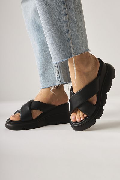 Limoya Vicki Black Cross-Strapped Fluffy Women's Slippers
