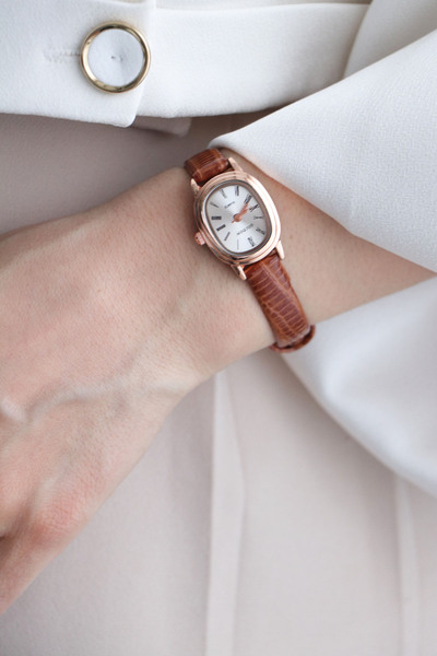 Northwatch ساعة يد نسائية ريترو مينيمال أنيقة من الجلد باللون البني