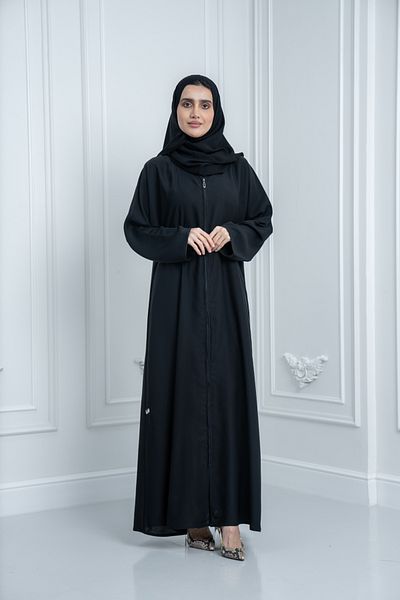 LAVİNİA عباية نسائية من لافينيا بتصميم بسيط وسحاب وتفاصيل حواف بلون أسود كاجوال