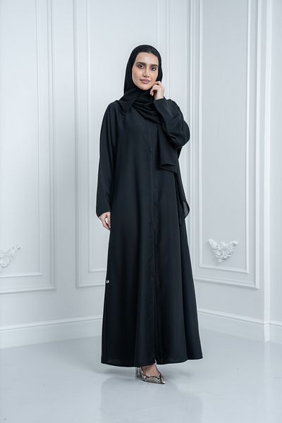 LAVİNİA عباية لافينيا النسائية بتصميم بسيط، مع زر إغلاق، وتفاصيل حواف.