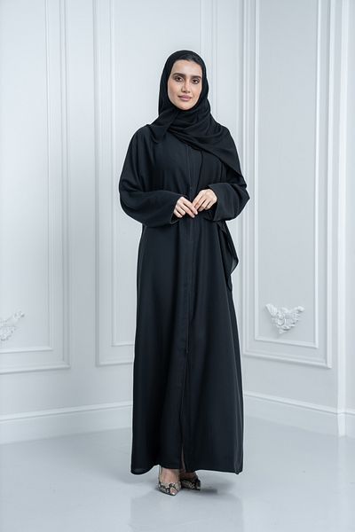 LAVİNİA عباية لافينيا النسائية بتصميم بسيط، مع زر إغلاق، وتفاصيل حواف.