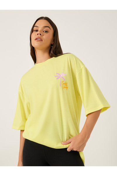 Styli تي شيرت مطرز بأكمام قصيرة ورقبة دائرية كبيرة الحجم