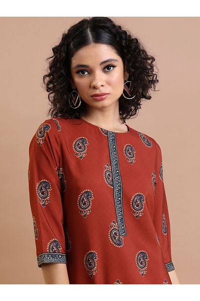 Vishudh By Styli كورتا مزخرفة بزخارف عرقية مع فتحة مفتاح في الرقبة وخيط