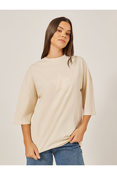 Styli تي شيرت طويل بأكمام واسعة ومطرز بنجوم بيج