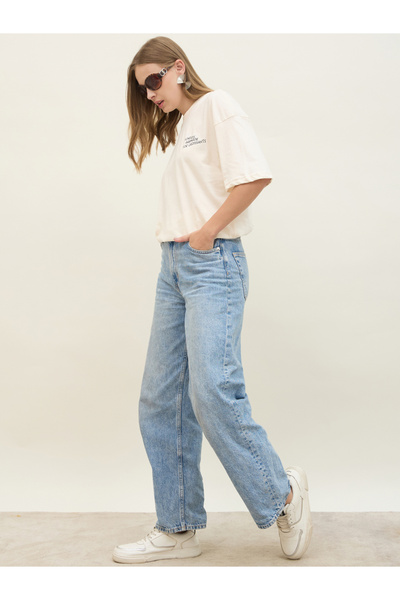 Styli تي شيرت كبير الحجم بطبعة جرافيكية على شكل كرواسون وأكتاف منسدلة