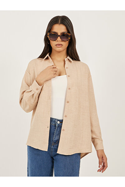 Styli قميص بقصّة عادية وياقة منتشرة مع تفاصيل أزرار في الخلف