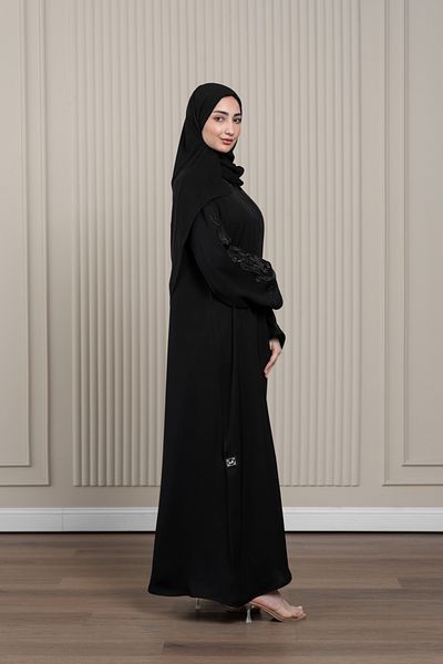 LAVİNİA عباية لافينيا النسائية مع تطريز وأكمام مخيطة وتفاصيل من الكريستال وحجاب مطرز.