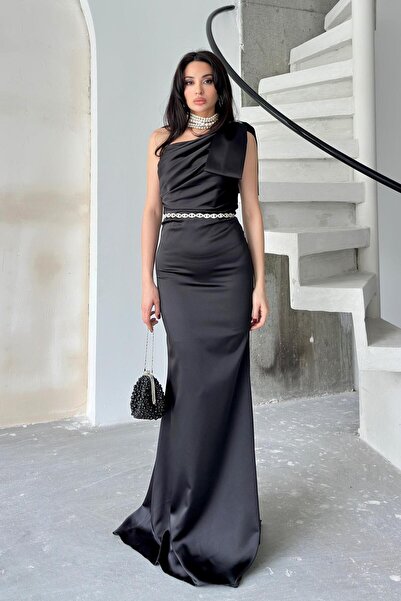 Serica Moda فستان سهرة بحزام أسود بكتف واحد ومزين بفيونكة