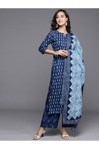Libas By Styli طقم كورتا وبلازوا مطبوع بالكامل مع دوباتا مطبوعة