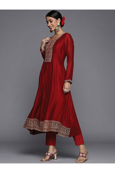 Libas By Styli طقم كورتا مطرزة من الحرير وشوريدار سادة مع دوباتا من الشيفون