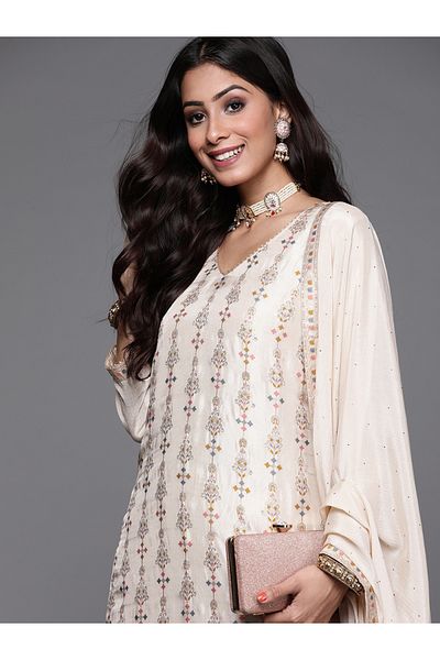 Libas By Styli طقم كورتا وبنطلون سادة من قماش زاري من مزيج الحرير مع دوباتا مزخرفة بالشيفون