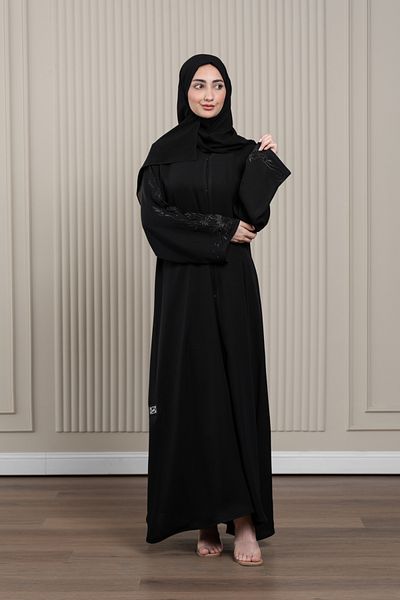 LAVİNİA عباية لافينيا النسائية مع تطريز وأكمام مخيطة وتفاصيل من الكريستال وحجاب مطرز.