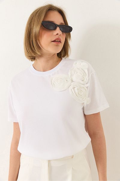 Bianco Lucci Γυναικείο T-Shirt με λαιμόκοψη με κανονικό λαιμόκοψη με αξεσουάρ λουλουδιών 60602030