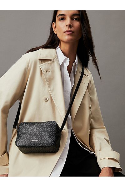 Calvin Klein Dámská černá taška přes rameno - nastavitelný popruh, stylový design