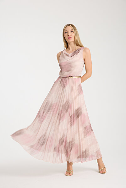 ŞEYDA ERTEM PUDRA ÜZERİ MOR VE PEMBE DESENLİ PLİSE ELBİSE