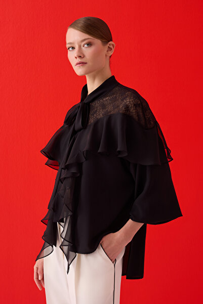 Jus De Pommes SİYAH ŞAL YAKA DANTEL VE VOLAN DETAYLI BLUZ