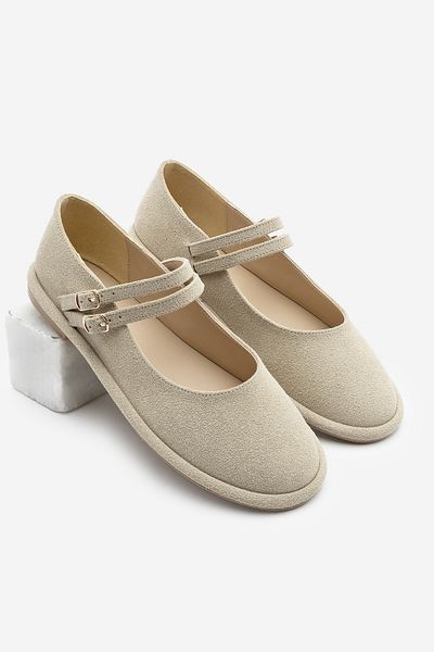Marjin Damen-Ballerinas aus beigem Wildleder – doppelt gestreift und mit Schnalle