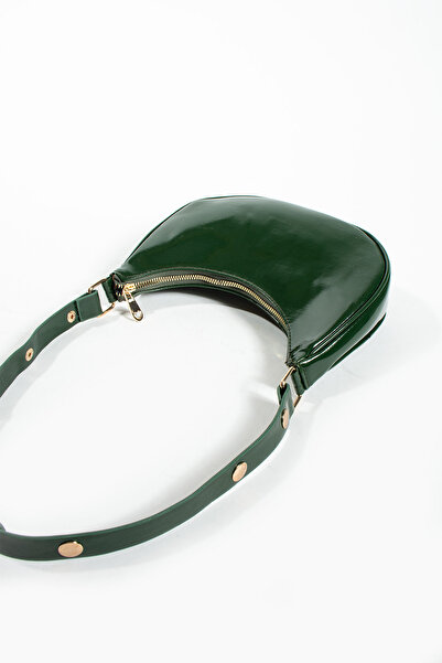 KOÇAK ÇANTA Γυναικεία δερμάτινη τσάντα ώμου από λουστρίνι μπαγκέτα με κουμπωτά κουμπιά