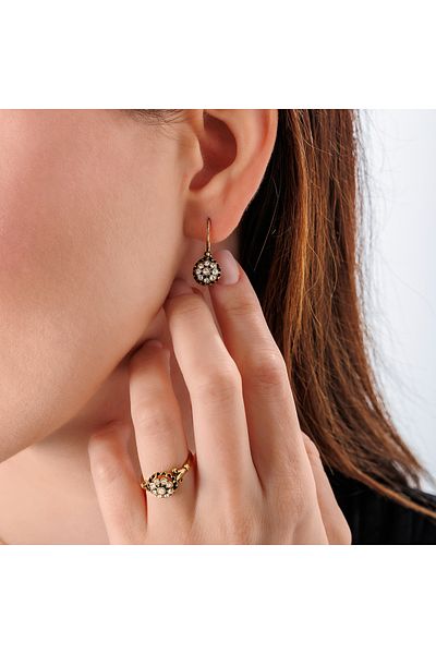 Atelier LEO Handmade Jewellery طقم مجوهرات نسائية مكون من أقراط وقلادة على شكل وردة صغيرة مصنوعة يدويًا من حجر الكريستال المقاوم للتشويه