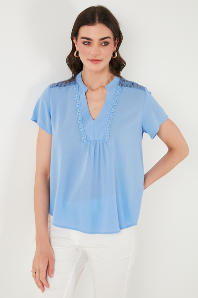 Lela Μπλούζα Reguler Fit V λαιμόκοψη 100% Pammuk Μπλούζα με κανονική εφαρμογή V λαιμόκοψη