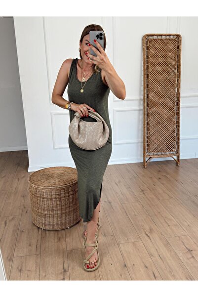 X-Young فستان فضي بفتحات جانبية وحزام كاكي